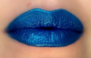 Blue lipstick is the perfect choice for an Aquarius lady.