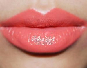 Coral lipstick is the perfect choice for a Leo lady.