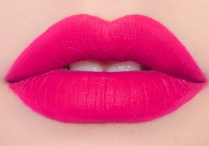 Fuchsia red lipstick is a great choice for Aries ladies.