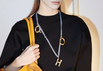 Celine's alphabet collection, which we spot day and night on social networks, thanks to all fashion girls for which the necklace is now an integral part of their looks.