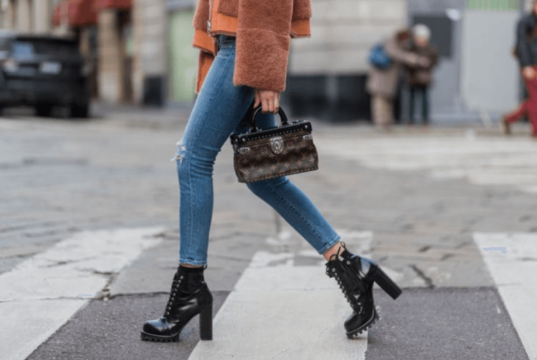 Which are the best shoes to wear with your favorite skinny jeans? The three shoe styles we listed today are knee high boots, pointy heels and mules.