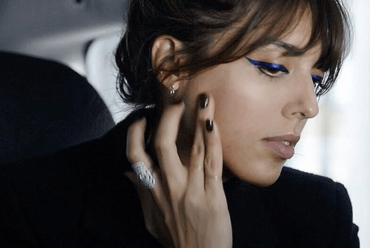 This season's eye liner does not have to be a precise line. Even if your hand trembles, you will keep up with the trend of asymmetrical, blurred eyeliner.