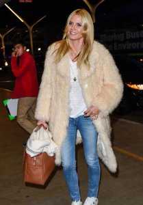We find ourselves confused about what to wear when we travel but there are the celebrities who always seem to have the airport style nailed. 