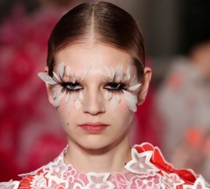 Similar to the theme of Piccioli's designs, named after flowers, the makeup at the Valentino Couture show created a multitude of gorgeou eyelashes.