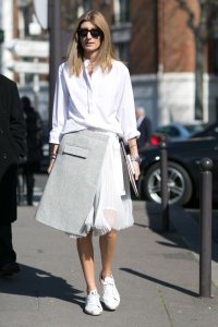 The street street gurus have long discovered the benefits of wearing all white looks and boldly combine it with other colors.