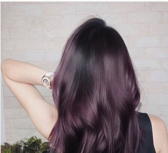 If you're heaind soon to the hair salon, you might want to try the treniest hair color of 2019, which comes in the shade of aubergine.