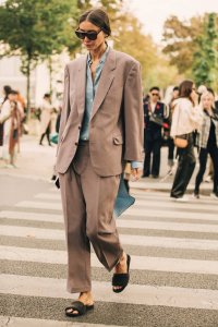 The designers made the boxy blazer a must have few seasons ago, and the worshipers of the silhouette put it on a pedestal in the street style.