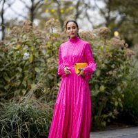 Take a look at our selection of 12 pink dresses worn by street style girls' that will inspire you and make you forget the panic.