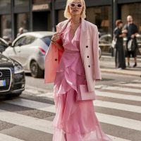 Take a look at our selection of 12 pink dresses worn by street style girls' that will inspire you and make you forget the panic.