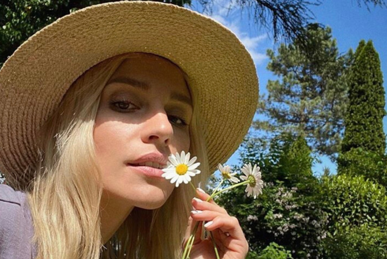 Fashion girls on Instagram who serve as a source of inspiration for the acquisition and application of the best summer accessory - the hat.